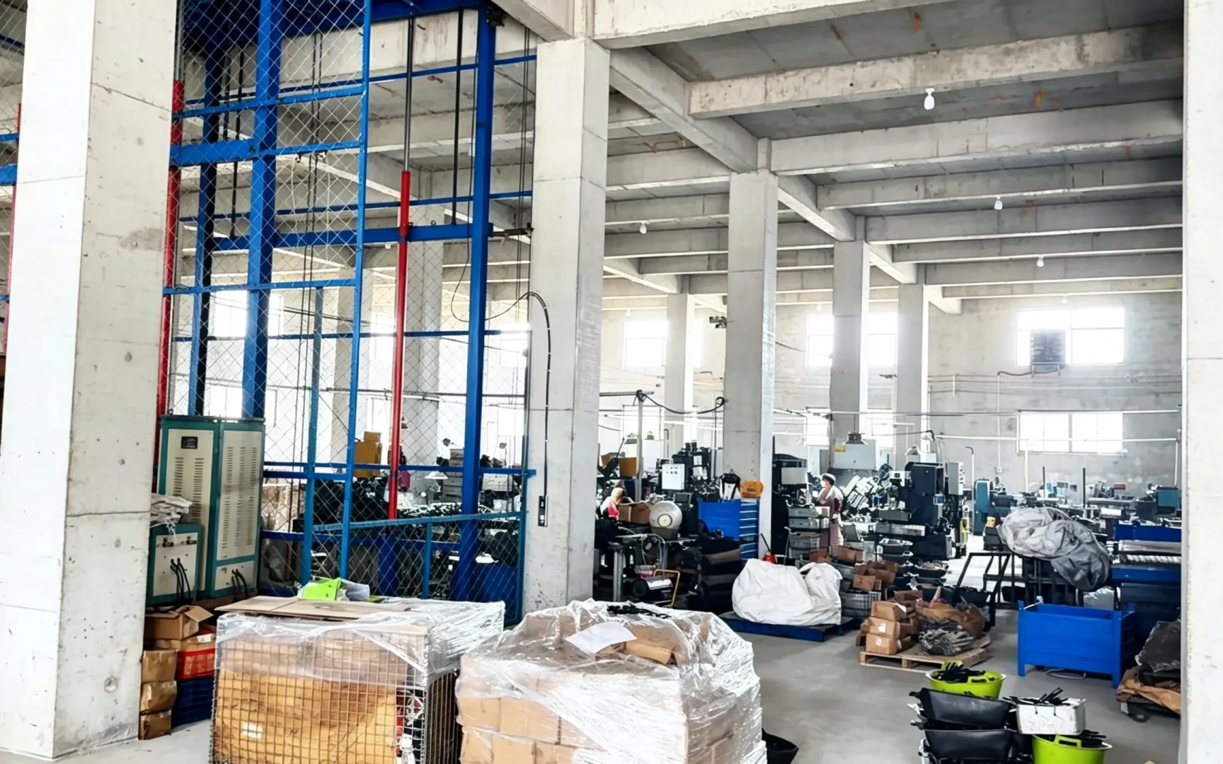 www.huashutools.com Huashu Tools hardware factory workshop, pliers hand‑tool production plant panorama, B2B foreign‑trade manufacturing base