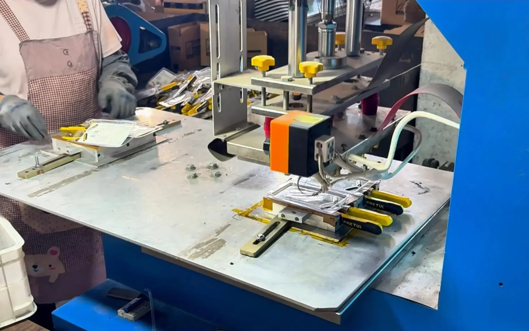 Huashutools plier blister‑pack packaging workstation, finished‑goods packing, www.huashutools.com