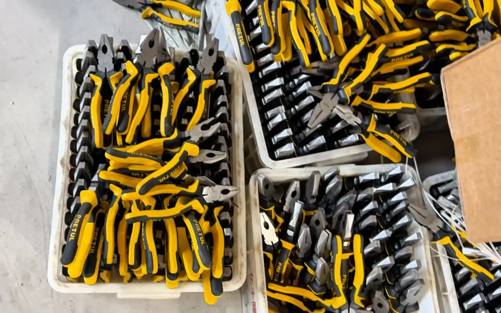 Finished combination pliers with overmolded handles, Huashutools hand tools www.huashutools.com
