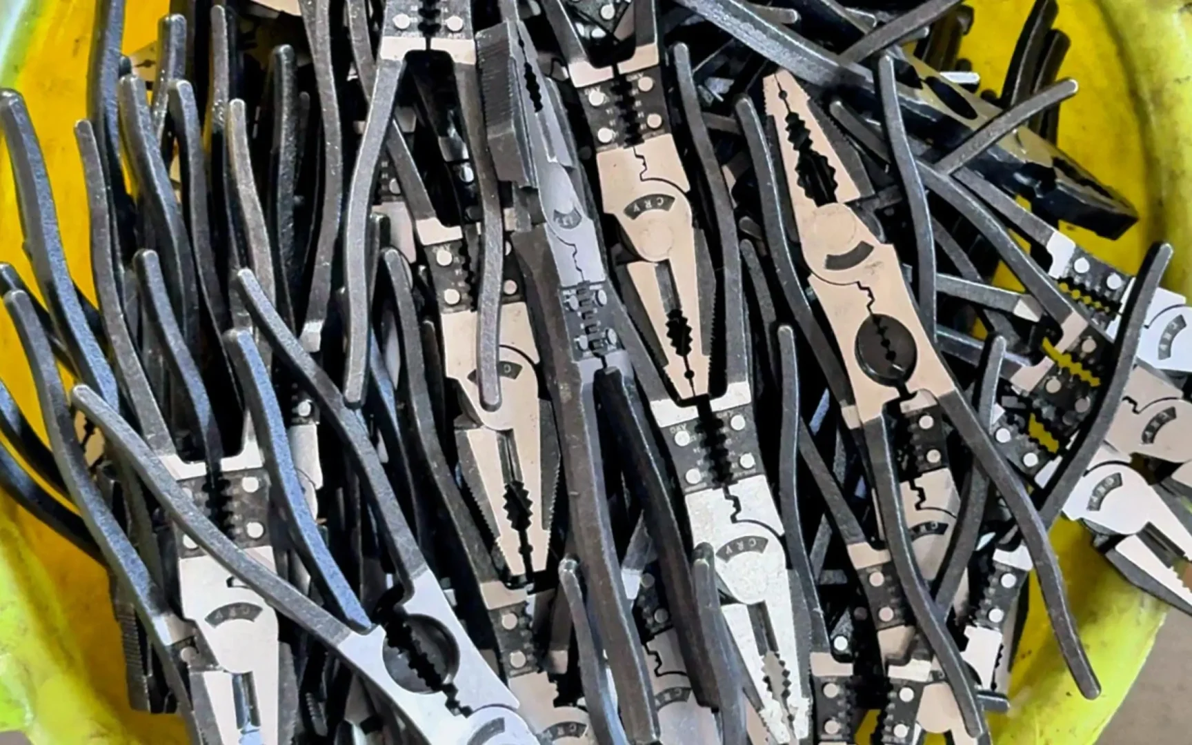Heat‑treated bare CR‑V electrician combination pliers, Huashutools www.huashutools.com