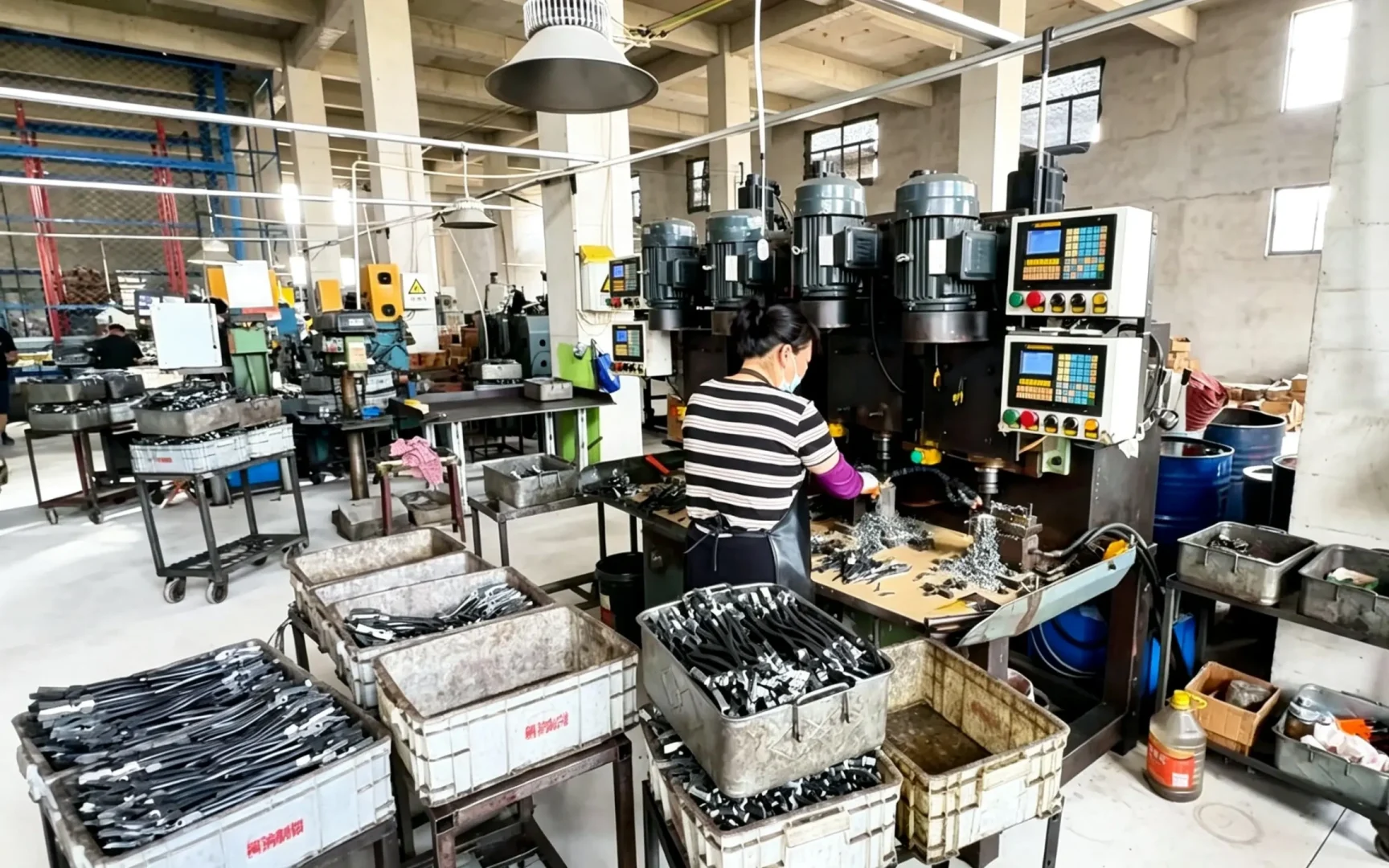 www.huashutools.com Huashu Tools multi‑axis CNC machines for mass pliers machining, original hardware tool factory real‑scene