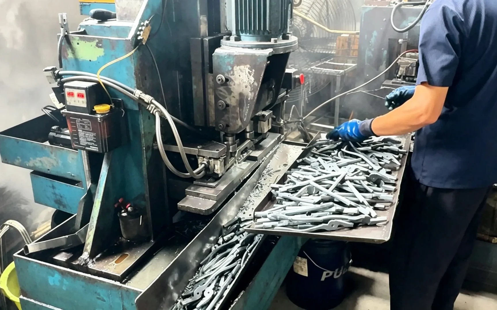 www.huashutools.com Huashu Tools stamping machine for pliers blank forming, real shot of hardware pliers forging‑stamping workflow