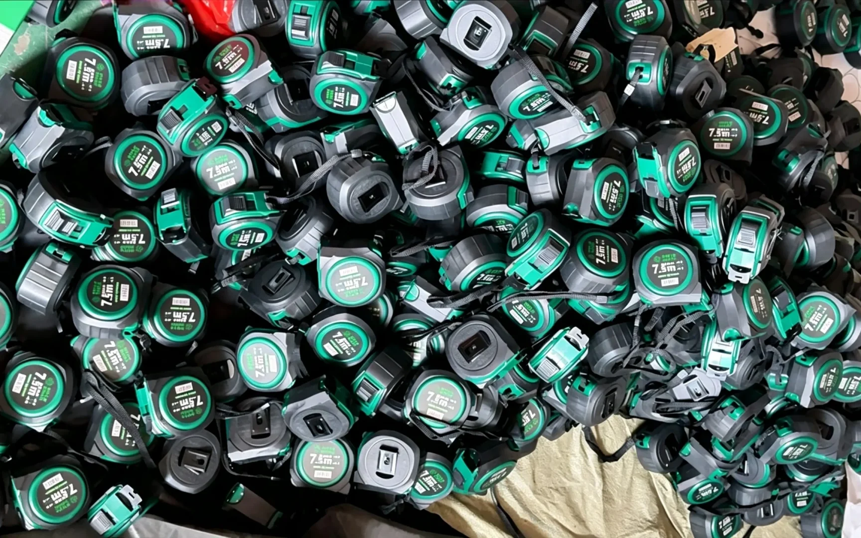 Bulk pile of 7.5m tape measures, large stock measuring tapes for export