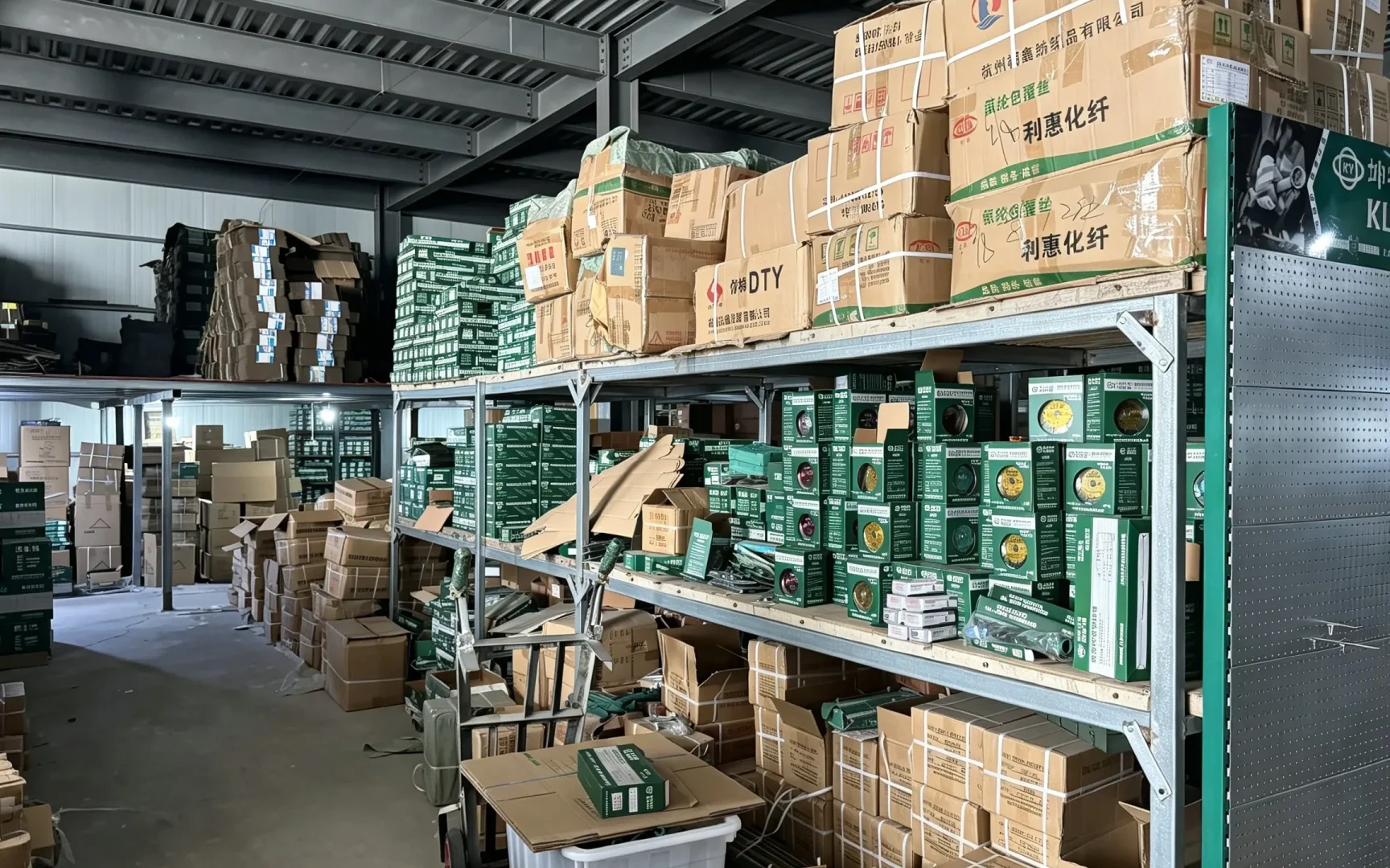 Huashu Tools warehouse storage racks, neatly arranged hardware hand‑tools for export wholesale www.huashutools.com