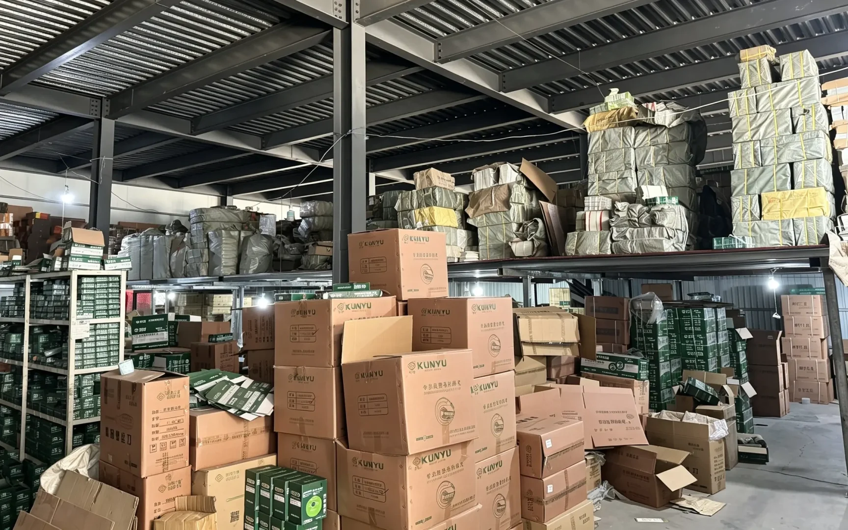 Huashu Tools warehouse stacked cartons of industrial hand‑tools for export preparation www.huashutools.com