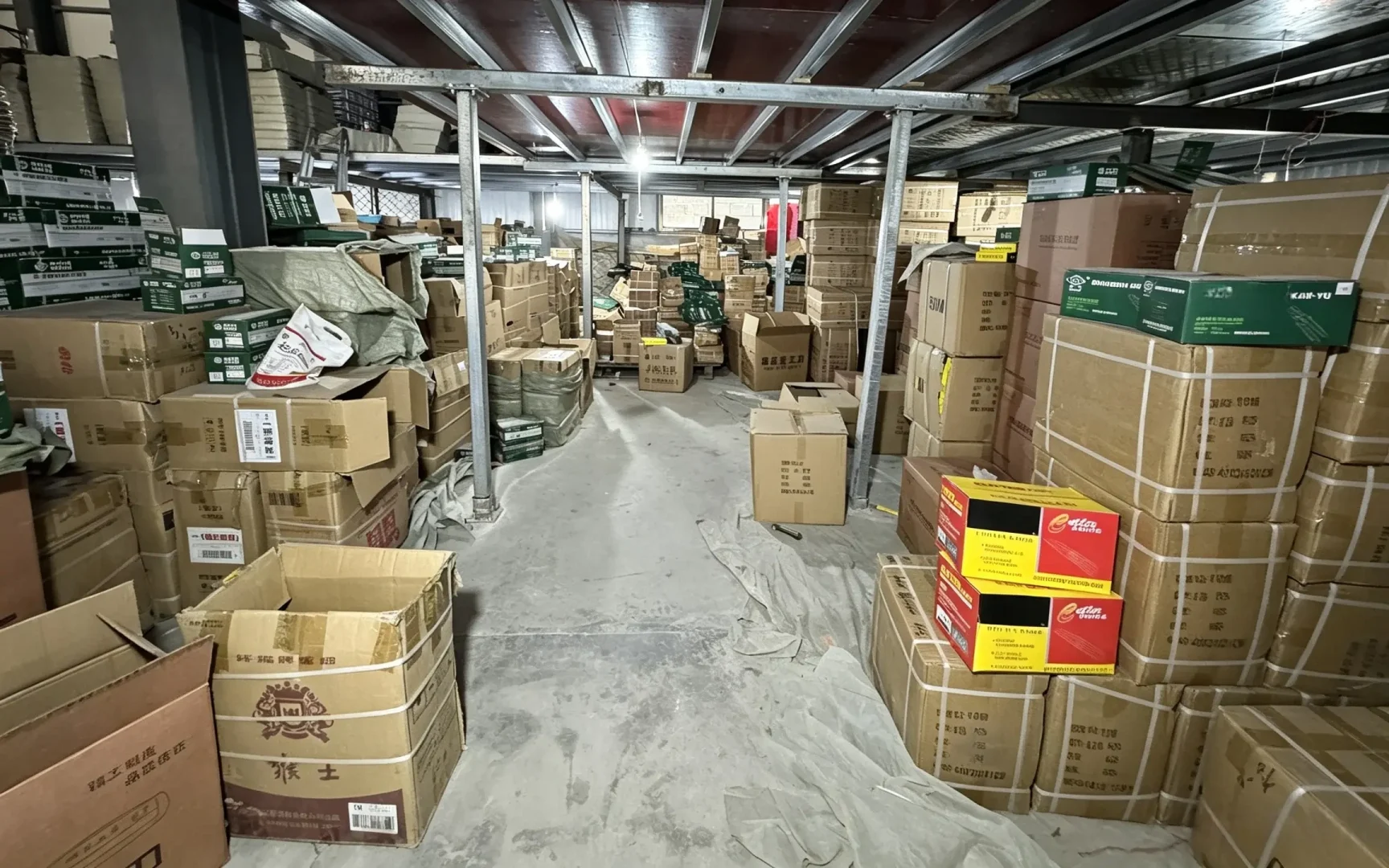Huashu Tools hardware warehouse aisle, full stock cartons of assorted hand‑tools stacked on site www.huashutools.com