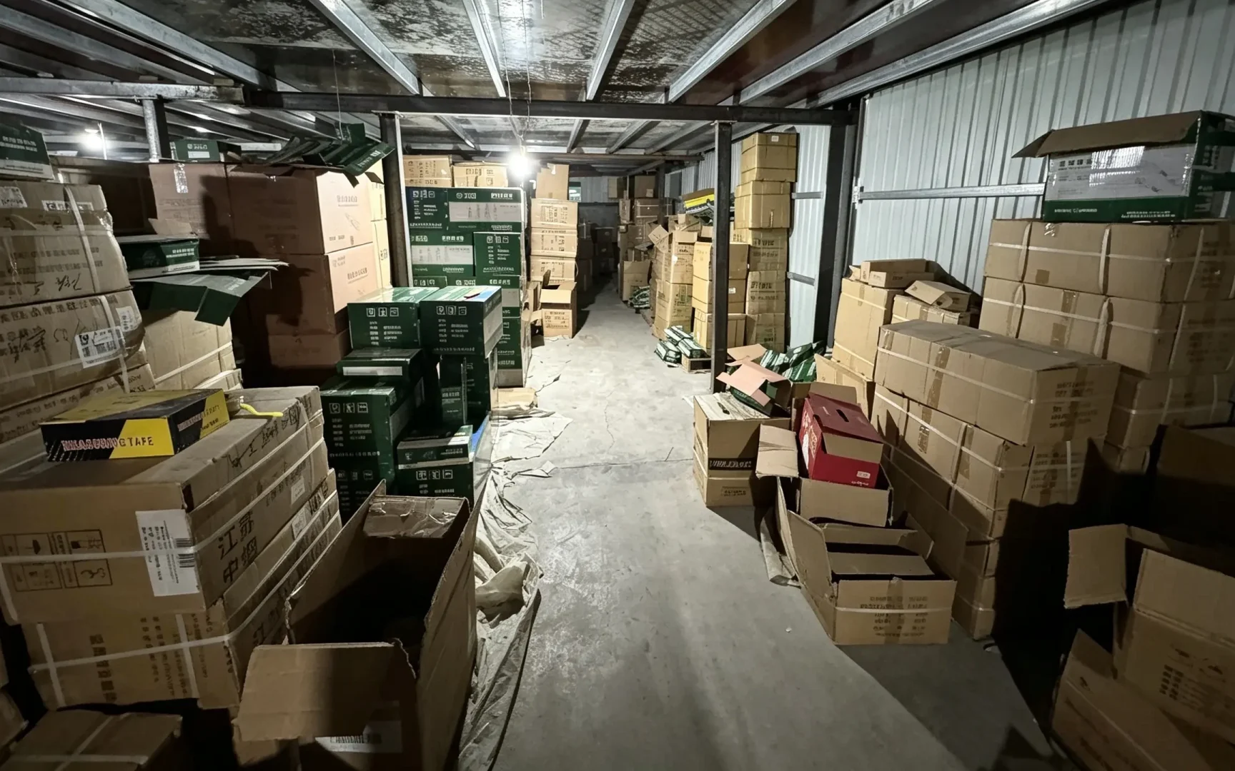 Night‑time real shot Huashu Tools warehouse, cartons of hand‑hardware‑tools stocked ready for dispatch www.huashutools.com