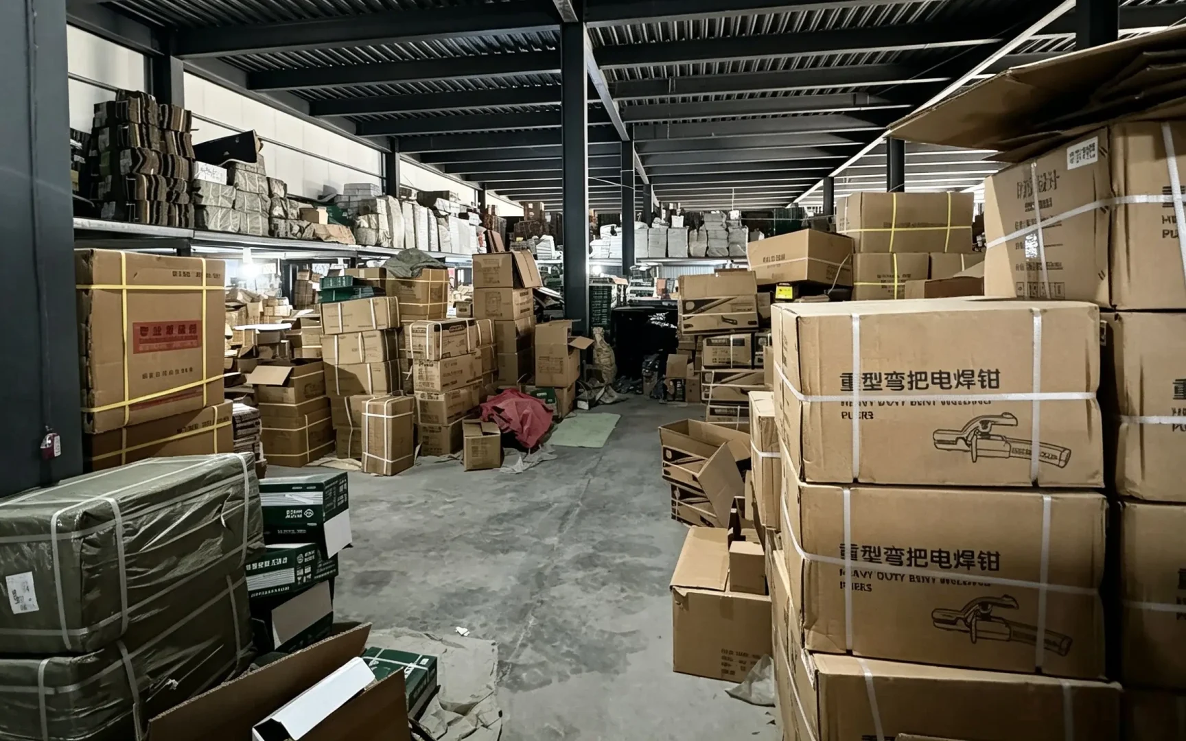 Huashu Tools warehouse stacked cartons heavy‑duty welding electrode holders industrial hand‑tool export stock www.huashutools.com