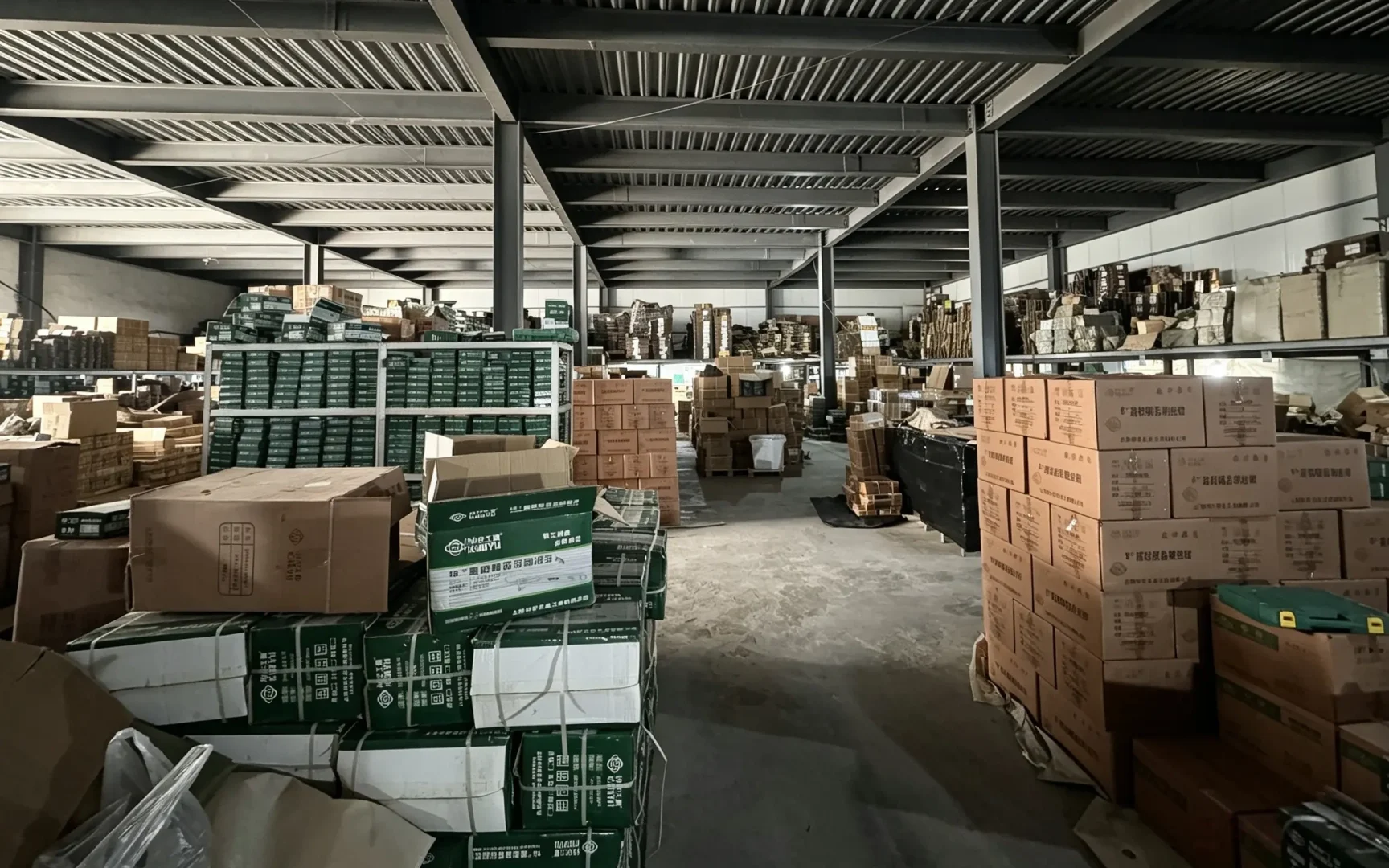 Large hardware tool warehouse, bulk hand tools full‑carton stock, B2B hardware storage scene