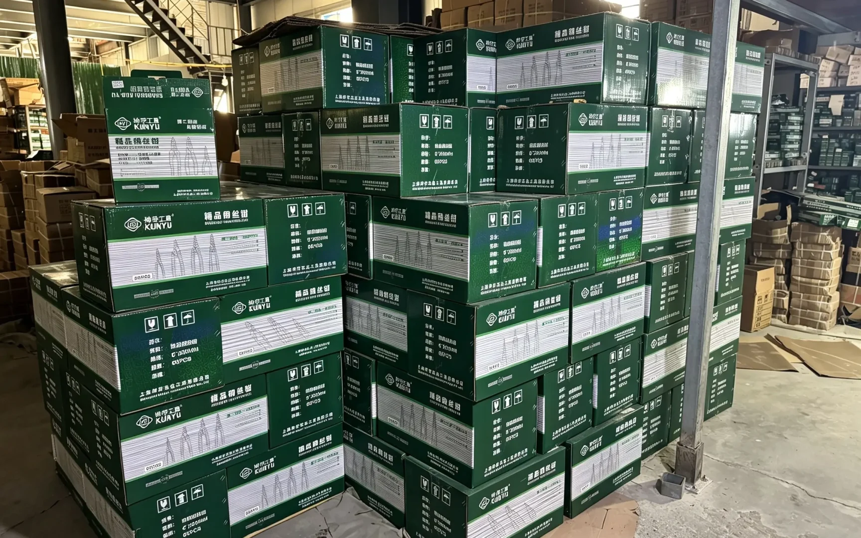 Bulk carton stacking of combination pliers, large stock electrician pliers for export