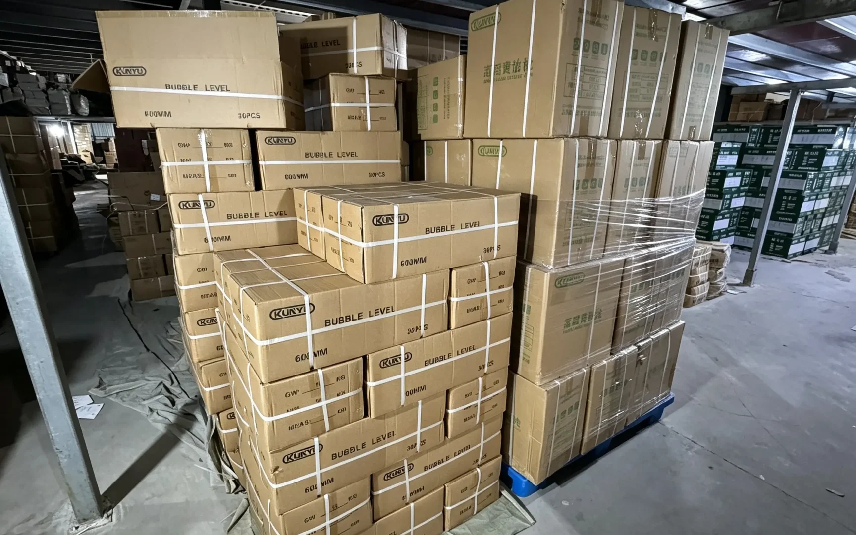 Aluminum spirit level cartons stacked on pallet, bulk measuring tools export stock