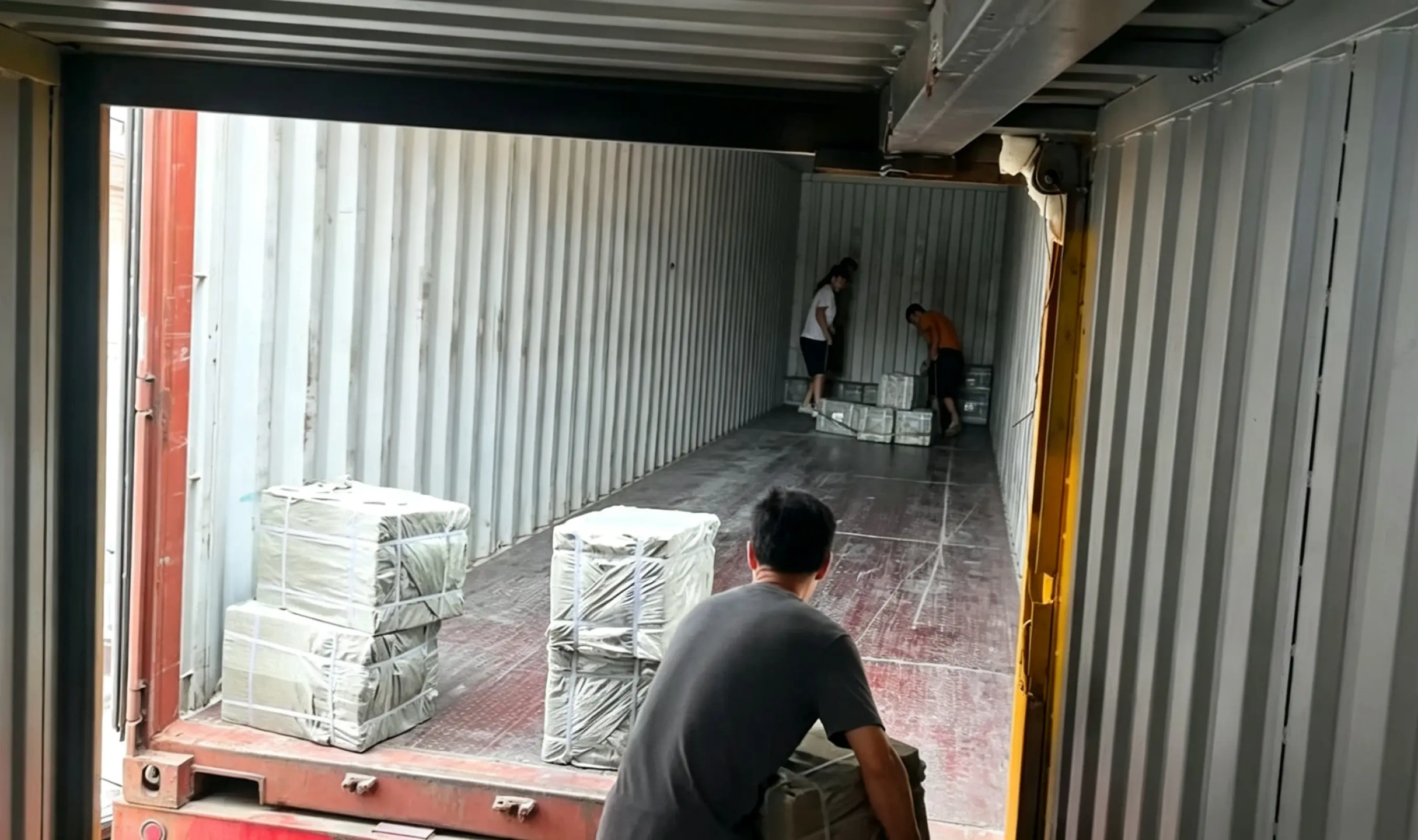 huashutools.com hardware tool bales container stuffing, sea‑freight export cargo loading inside container
