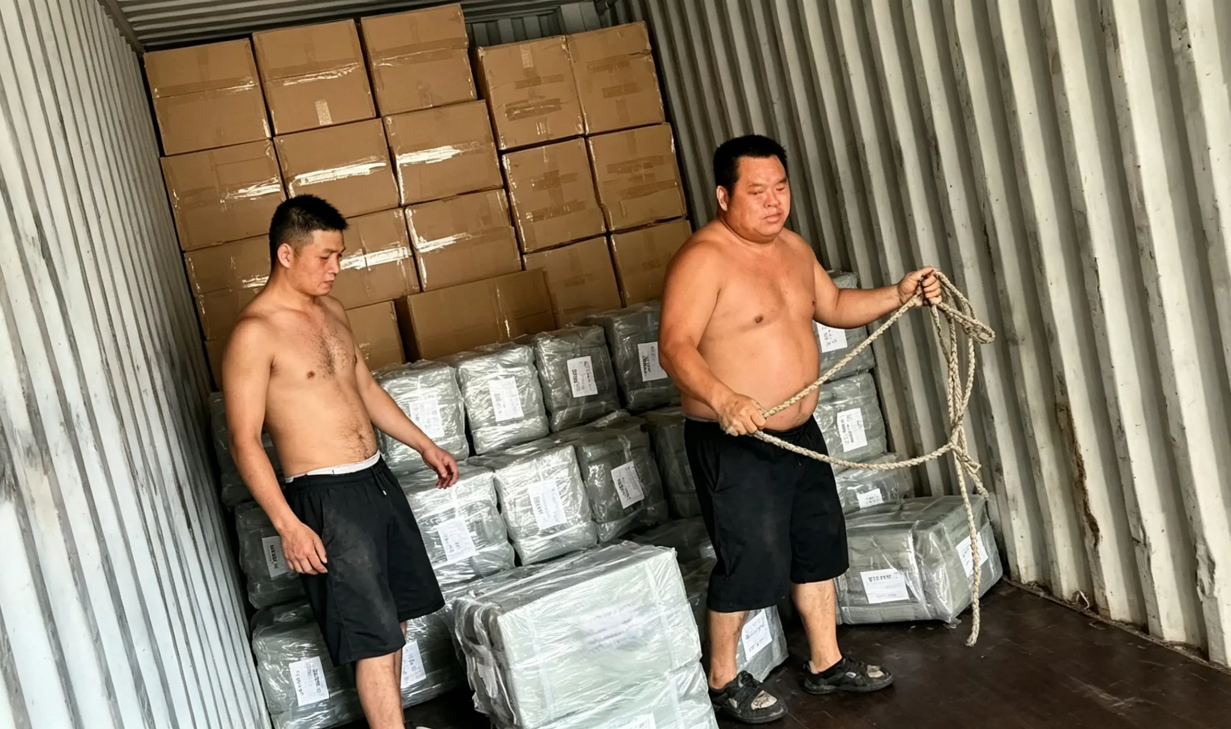 huashutools.com hardware tool bales container stuffing, sea‑freight export cargo loading inside container