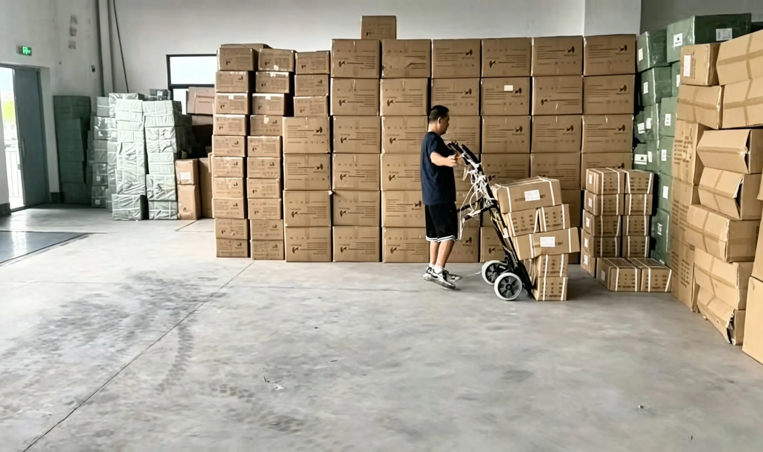 huashutools.com warehouse stacked woven‑bag bales of export hand tools for cross‑border wholesale