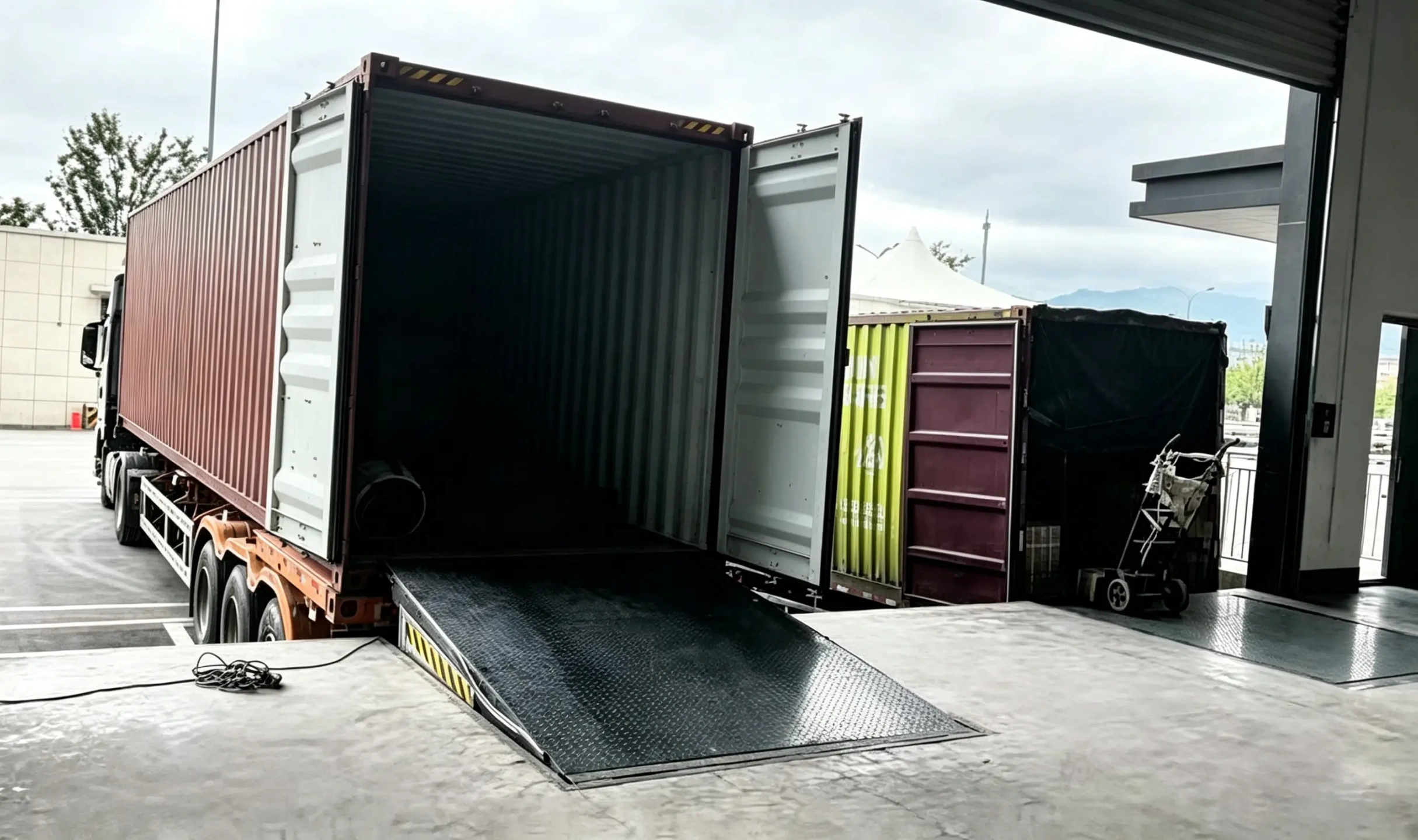 empty shipping container with hydraulic tailgate warehouse loading bay huashutools export